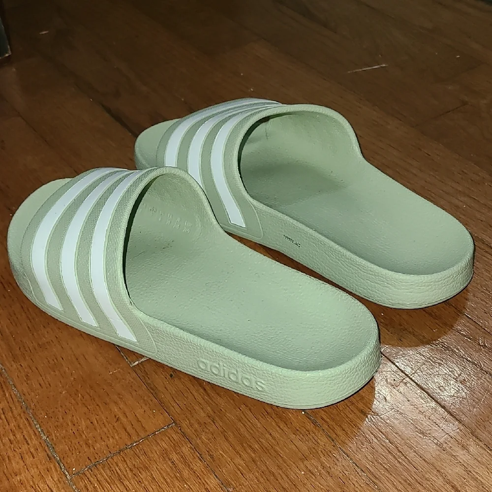 Adidas‎ Light Green Slide Sandals Mens 6 Womens 7